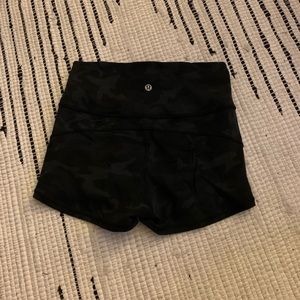 lululemon athletica Shorts - Lululemon RARE camo shorts 2.5 inseam lululemon athletica Shorts - Lululemon RARE camo shorts 2.5 inseam